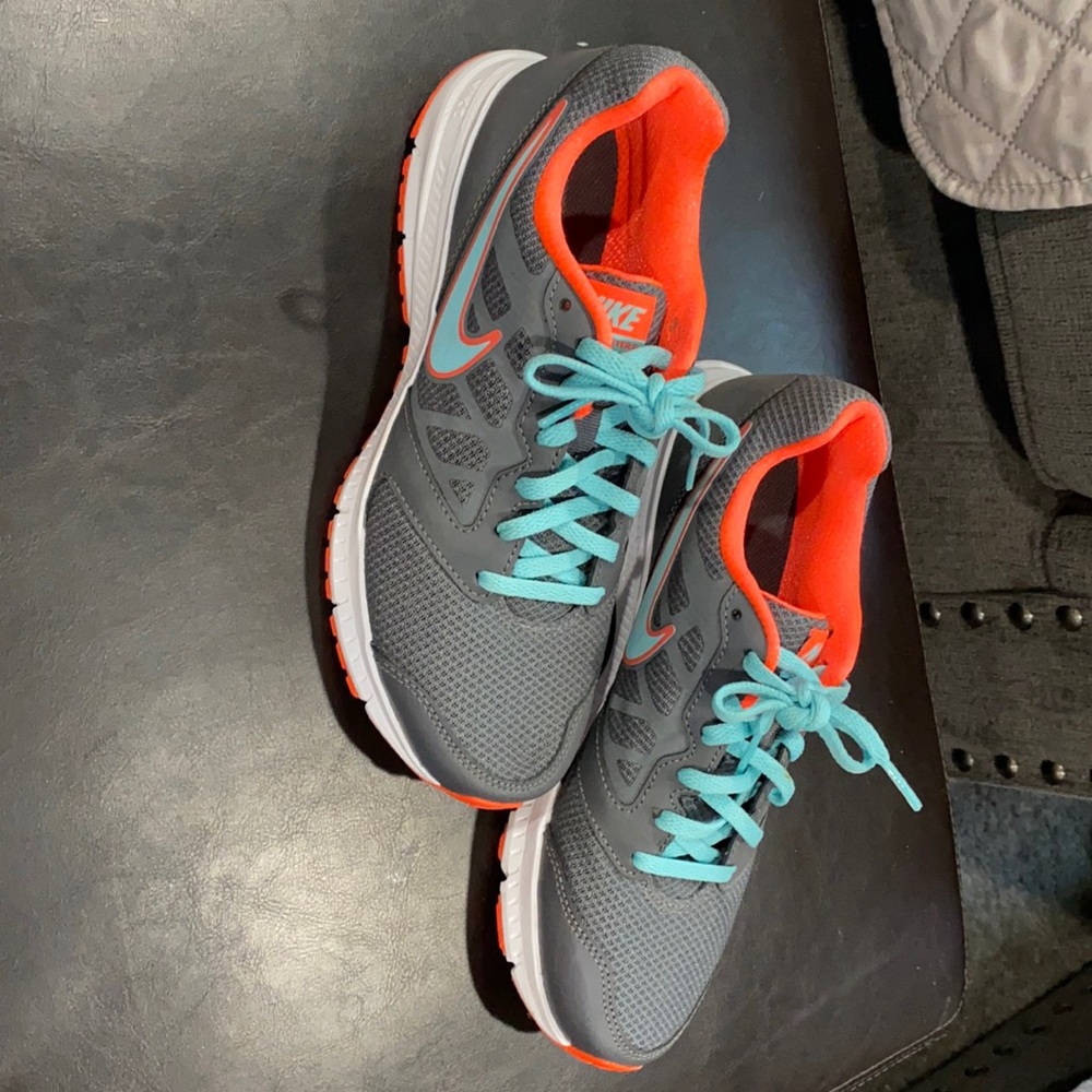 New never worn Nike Downshifter 6 sneakers